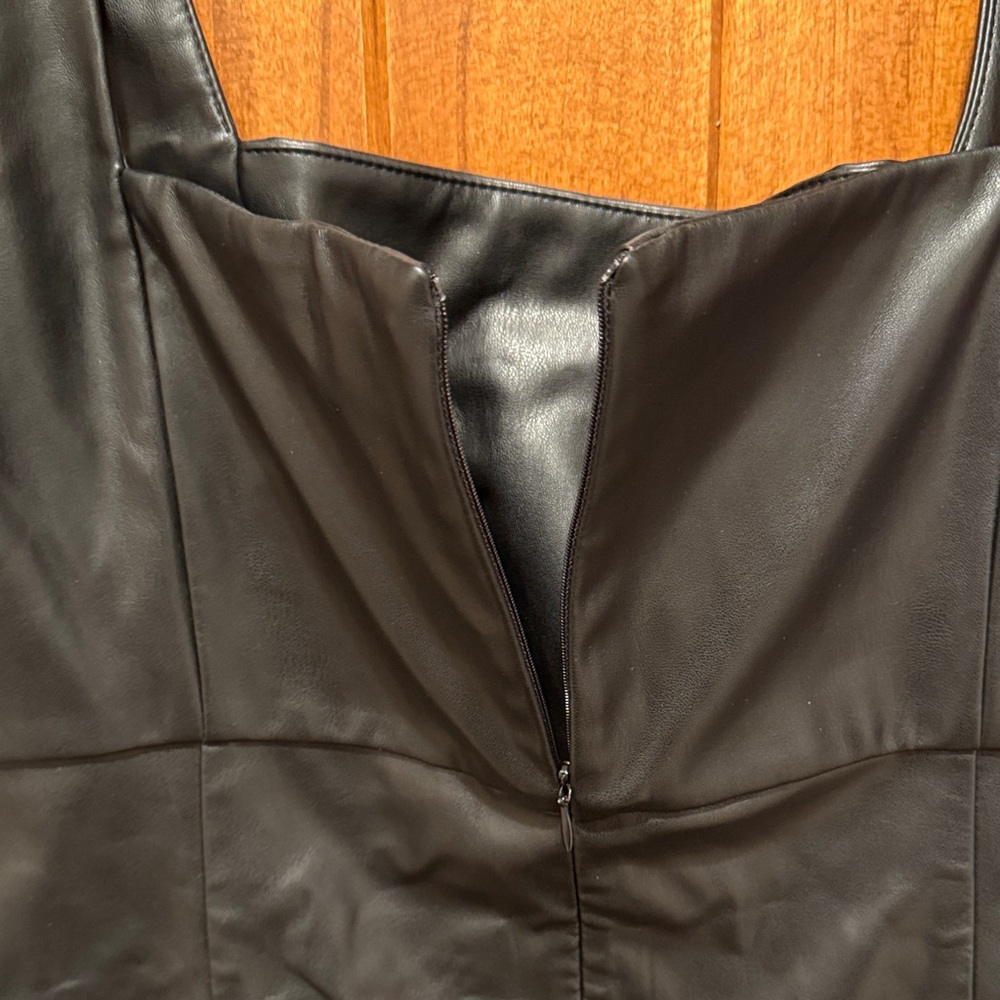 Elegant Black Sleeveless Dress - Picture 7 of 7